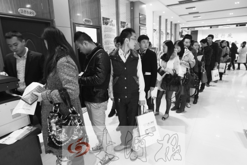 昨天,除復(fù)印材料處有新人排隊(duì)外,金水區(qū)民政局婚姻登記處大廳內(nèi)處未見新人排隊(duì)的火爆場景。