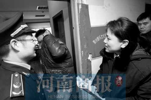 城管巡回法庭法官，到因違反城市管理的受罰當(dāng)事單位送傳票