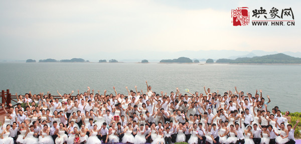 初夏喜宴八方客,千島笑迎粉佳人。