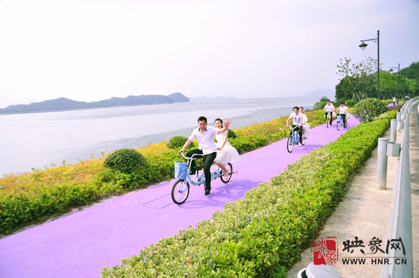 初夏喜宴八方客,千島笑迎粉佳人。