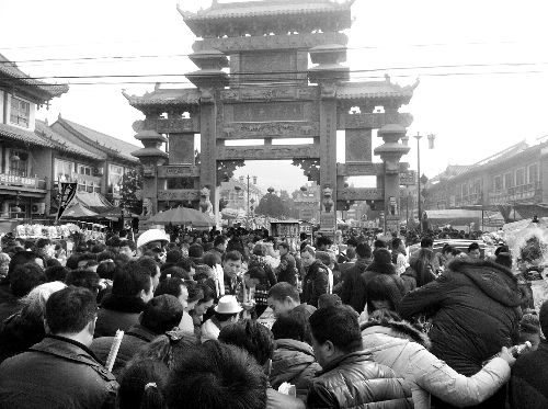 比春運更擠的地方是?？h廟會(組圖)