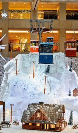為了別出心裁,商場不惜花重金在商場里打造冰雪世界。