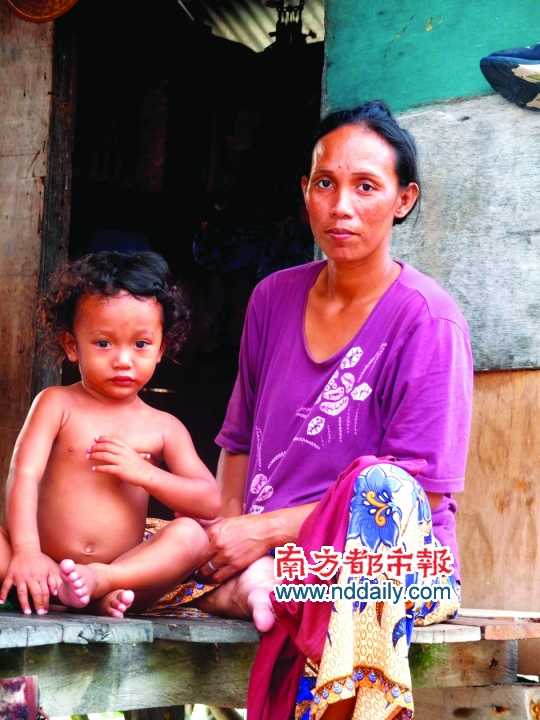 小木屋邊的母子。