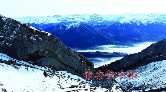  齒軌火車在皮拉圖斯山上穿行，如同紅色的龍在山中游弋。