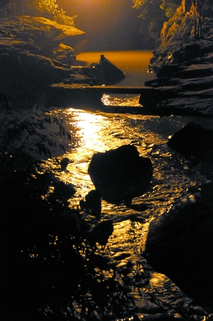 　　夜幕下古鎮(zhèn)江邊?！? complete=