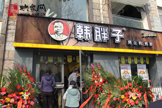 　　“韓胖子”千只茶香雞茶香鴨捐贈環(huán)衛(wèi)工人、農(nóng)民工學(xué)子和鄭州市社會福利院。