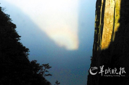 武功山四絕之一的“云海佛光”在大雨過后出現(xiàn)。