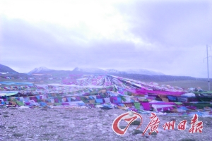 沿途遍地可見的五彩經(jīng)幡。