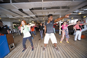 　　游客在“海娜號(hào)”郵輪甲板上共舞。