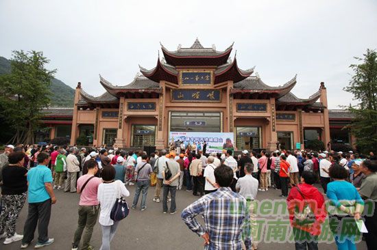 4.20震后首趟旅游專列開進(jìn)峨眉山 4.20震后首趟旅游專列開進(jìn)峨眉山