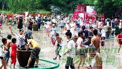 大宋武俠城夏季潑水節(jié)開(kāi)幕 大宋武俠城夏季潑水節(jié)開(kāi)幕