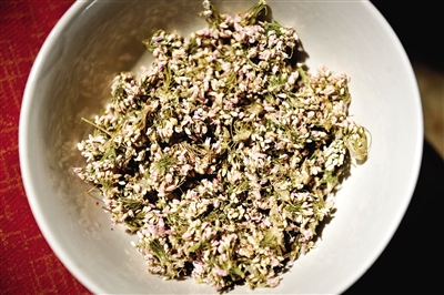 作為香料的扎蒙是一種陜北常見(jiàn)的細(xì)碎野花。