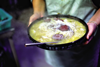 酸菜燉血腸是長白山一帶常見的菜品,有著東北地區(qū)典型的質(zhì)樸、實(shí)在的風(fēng)格。