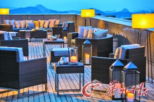 露臺能觀賞美麗山色。