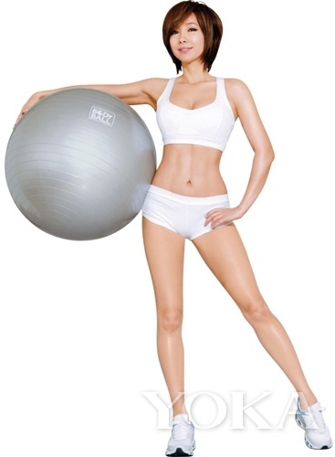 這個辣姐已經(jīng)是46歲超高齡啦，看人家的鉆石型小腹