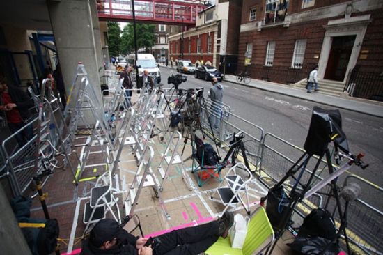 圣瑪麗醫(yī)院側門外已有眾多媒體駐扎