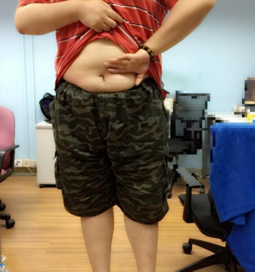 反手摸肚臍，逗b示范哈哈......