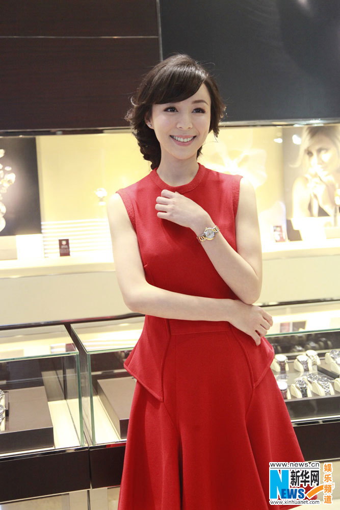 張靜初中國風(fēng)紅裙亮相 嬌艷俏麗笑容甜美楚楚動(dòng)人