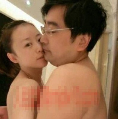 女主播紀(jì)某與國家檔案局官員范某。