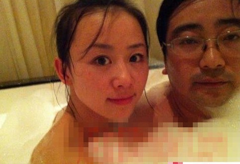 女主播紀(jì)某與國家檔案局官員范某。