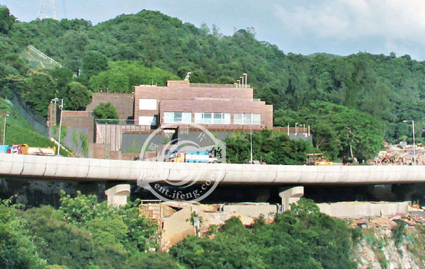 據(jù)悉，“皇宮”有3層高、分前后兩座大宅。前座兩層是邢家的游樂場，地下一層分別設有室外及室內(nèi)泳池，