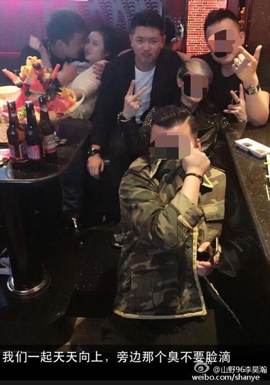 田源朋友辟謠稱左側(cè)抱著女子親吻的是田源的發(fā)小，女子的男友。