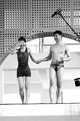 蔡卓妍進(jìn)行《中國(guó)星跳躍》的訓(xùn)練，她在教練田亮的陪伴下走上跳臺(tái)，但仍嚇得不敢往下看。 實(shí)習(xí)生 翟超 攝