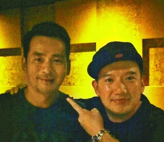 周焯華作為《低俗喜劇》投資人，與男主角杜汶澤合照。