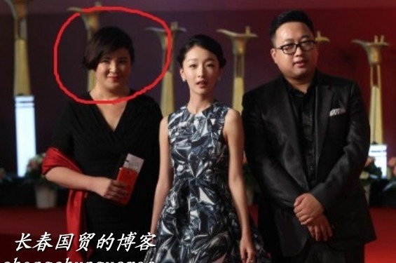 周冬雨與于正（右）和“干媽”（左）。