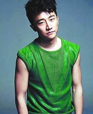 黃軒說起緋聞爆發(fā)的一剎那，語氣里還有點憤憤然。