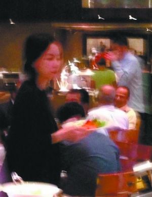 王菲在印度被網(wǎng)友偶遇。