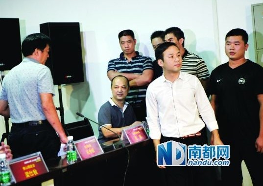 佛山精武會(huì)會(huì)長(zhǎng)梁旭輝在弟子保護(hù)下來到現(xiàn)場(chǎng)。