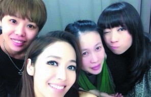 侯佩岑（中）14日在微博公開近照，被粉絲看出臉變圓。