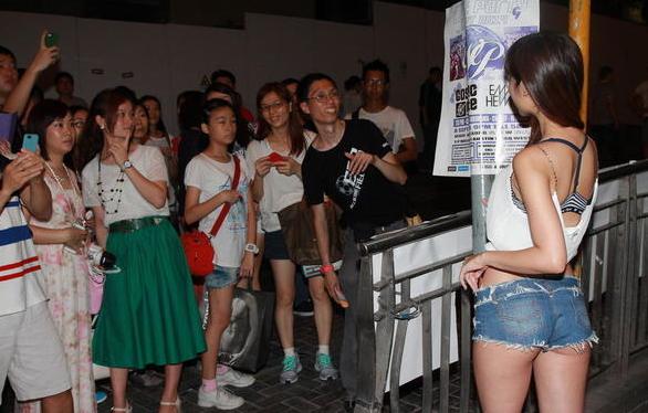 嫩模仙樂都性感著裝惹大叔圍觀，無懼與馬來西亞美女比身材。