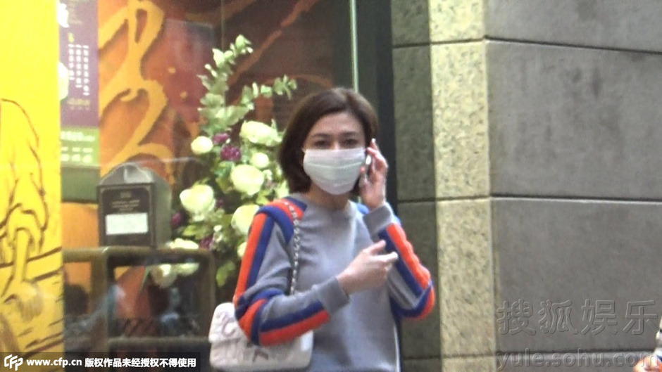 關(guān)之琳口罩遮面無人識(shí) 穿短褲打電話美腿超吸睛 關(guān)之琳口罩遮面無人識(shí) 穿短褲打電話美腿超吸睛