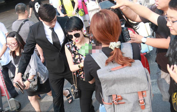 2015年7月6日，北京，陶喆前任楊子晴現(xiàn)身首都機場。剛一出來就遭到媒體圍堵，問及7號陶喆會有反駁證據(jù)