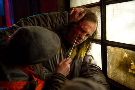 街頭圍毆，硬漢被困