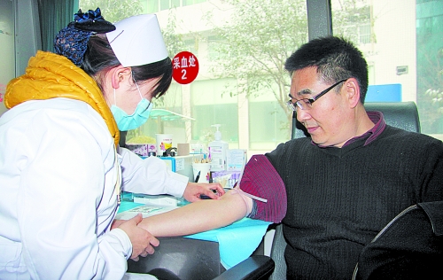 雪地里，百余名醫(yī)護人員獻血救急