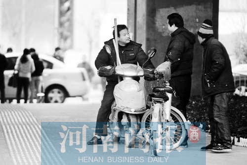 想讓農(nóng)民工安定下來，城市要給他們相應(yīng)的福利待遇，還有家的感覺