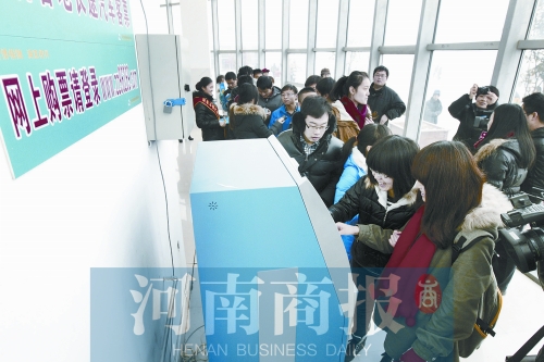 自動(dòng)售票機(jī)安裝在高校內(nèi)，方便了學(xué)生購(gòu)票返鄉(xiāng)