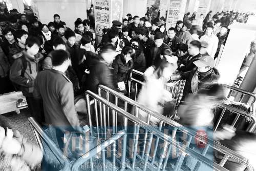 這兩天，汽車站客流量很大　