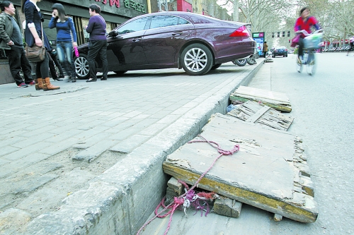 看車人制作的斜木板，引司機停車