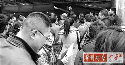 昨日下午，擁擠的排號(hào)人群。