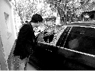 有個人晃了一圈后，寶馬、現(xiàn)代、越野的車窗都“長”出大窟窿