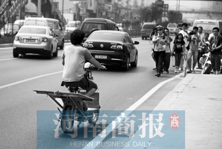 剛駛出隧道口，騎電動車的他被交警攔下 邱曉峰/攝