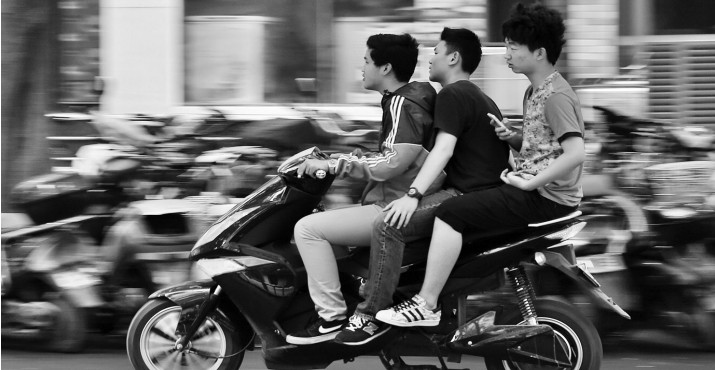 昨日，鄭州經(jīng)五路與豐產(chǎn)路交叉口電動車超載