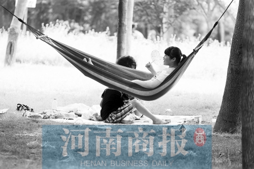 天又熱了起來，外出游玩，記得防曬哦 記者 趙卓/攝　