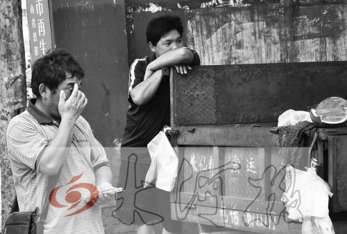 　拿著錢(qián)，陳小立感動(dòng)得哭了。