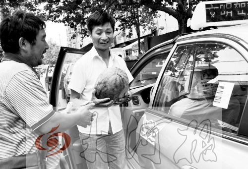 　　的哥將一天的運(yùn)營(yíng)收入捐給陳小立，陳小立送瓜感謝。