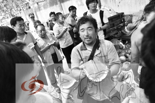 為了表示感謝，陳小立切西瓜分給大家吃。